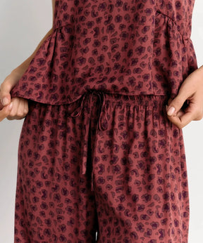 Pijama Satinado Animal Print de Lounge, suave y ligero, con parte superior de vuelos y pantalón con pretina ajustable.