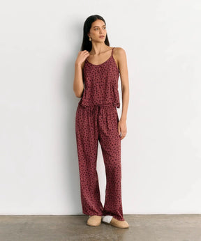 Pijama Satinado Animal Print de Lounge, suave y ligero con top de vuelos y pantalón ajustable.