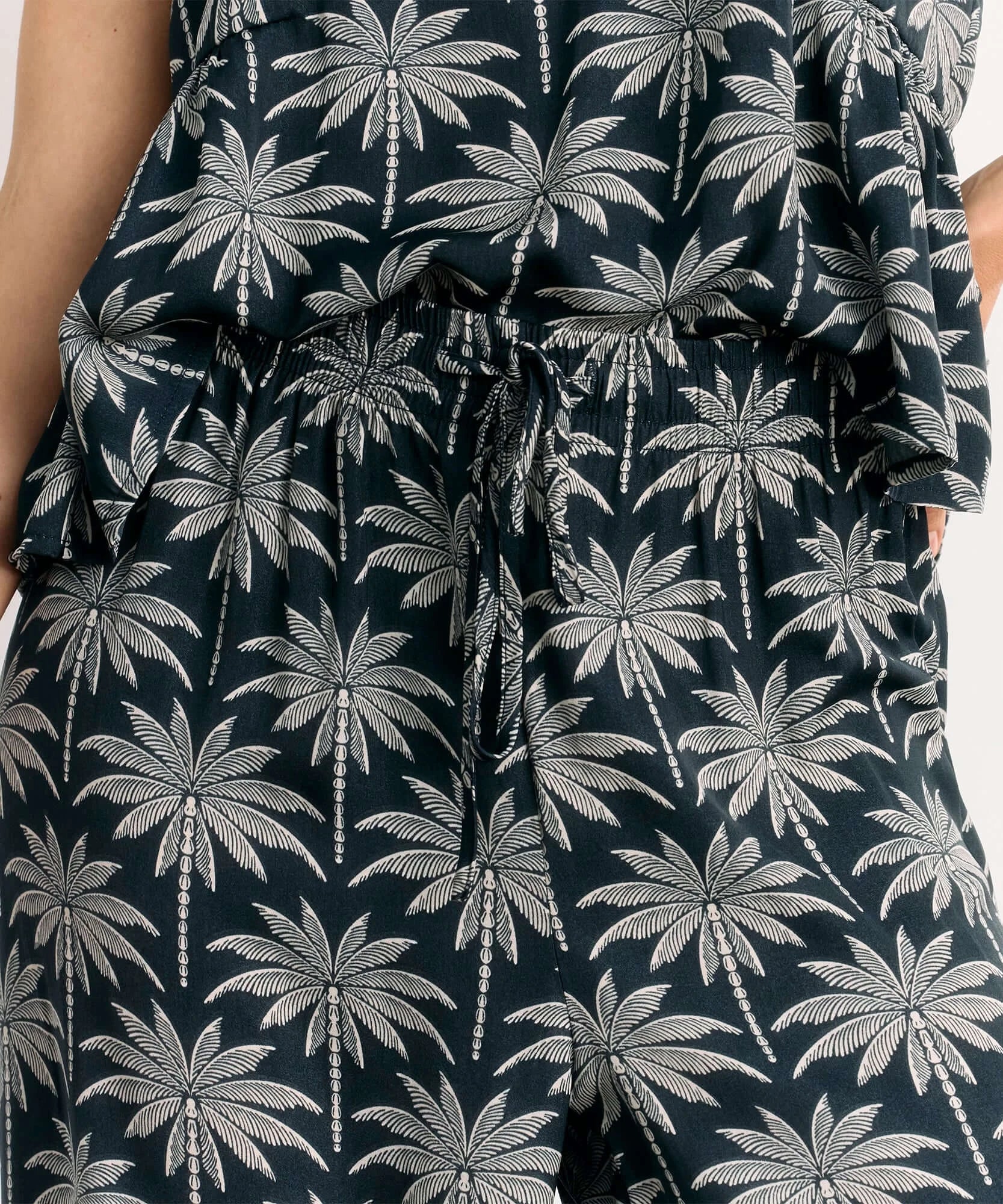 Pijama Satinado Palmeras de Lounge con estampado de palmeras, suave y ligero, ideal para un look relajado.