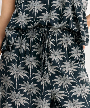 Pijama Satinado Palmeras de Lounge con estampado de palmeras, suave y ligero, ideal para un look relajado.
