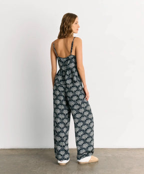 Mujer de espaldas usando pijama satinado palmeras de Lounge con diseño de palmeras, suave y ligero.