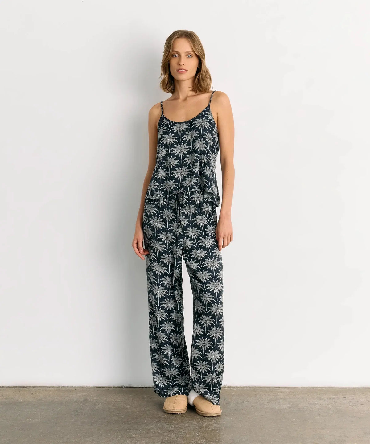 Pijama Satinado Palmeras de Lounge, suave y ligero con diseño de palmeras y pantalón de pretina ajustable.
