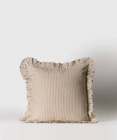 Cojín Vuelos de Lounge con líneas y vuelos, tamaño 45 x 45 cm, diseño elegante y acogedor.