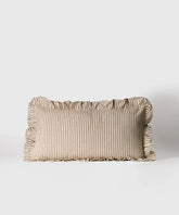 Cojín Vuelos de líneas con vuelos de la marca Lounge, tamaño 30 x 60 cm, diseño con ribete.