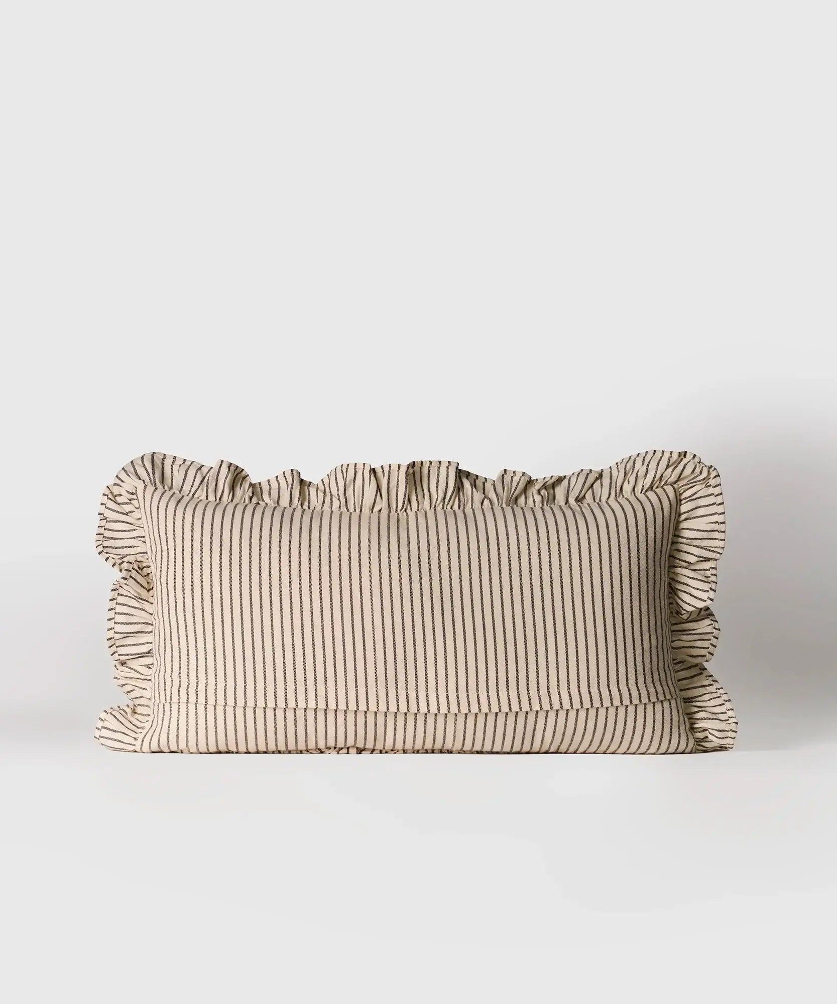 Cojín Vuelos de líneas con vuelos, tamaño 30 x 60 cm, marca Lounge.