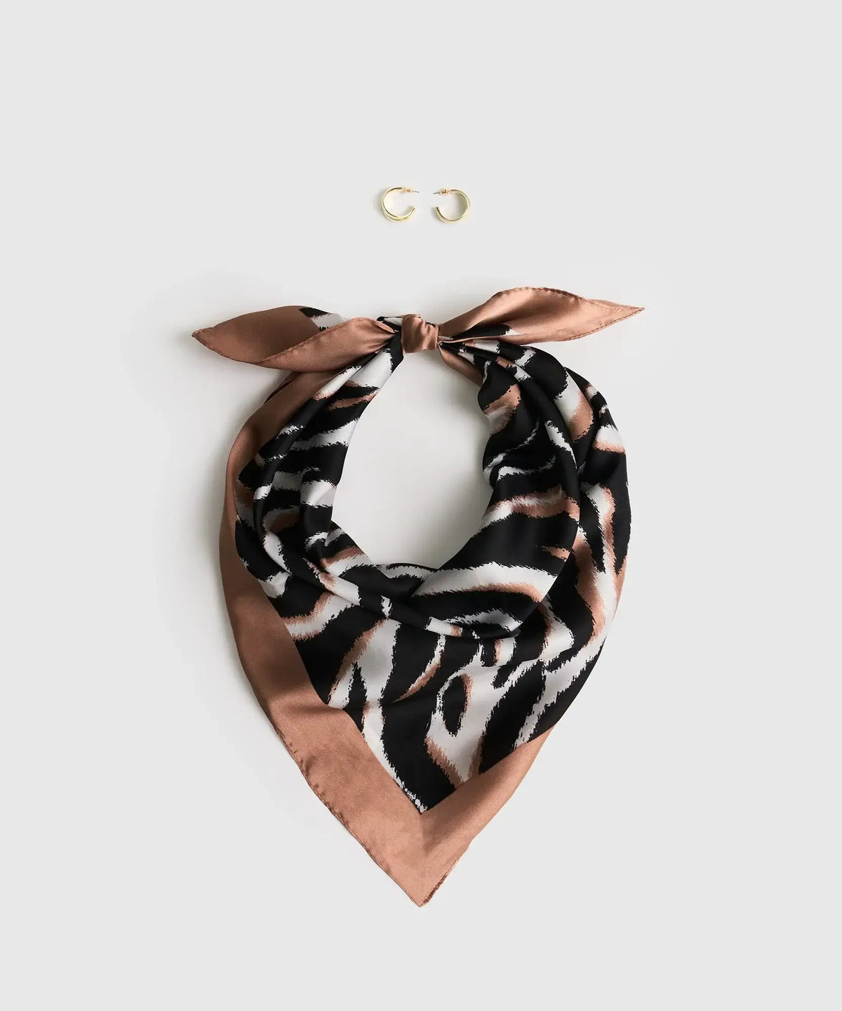 Set Pañuelo Y Aros Estampado Y Argollas Dobles con pañuelo de estampado de leopardo y argollas doradas.