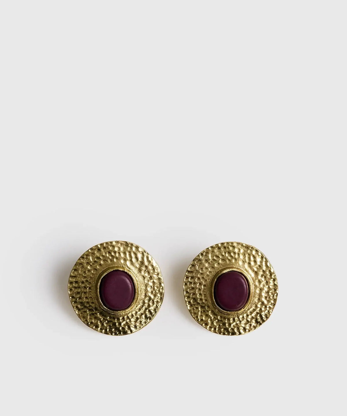 Aros Círculo Machacado de la marca Lounge, con acabado dorado y piedra de resina color púrpura.