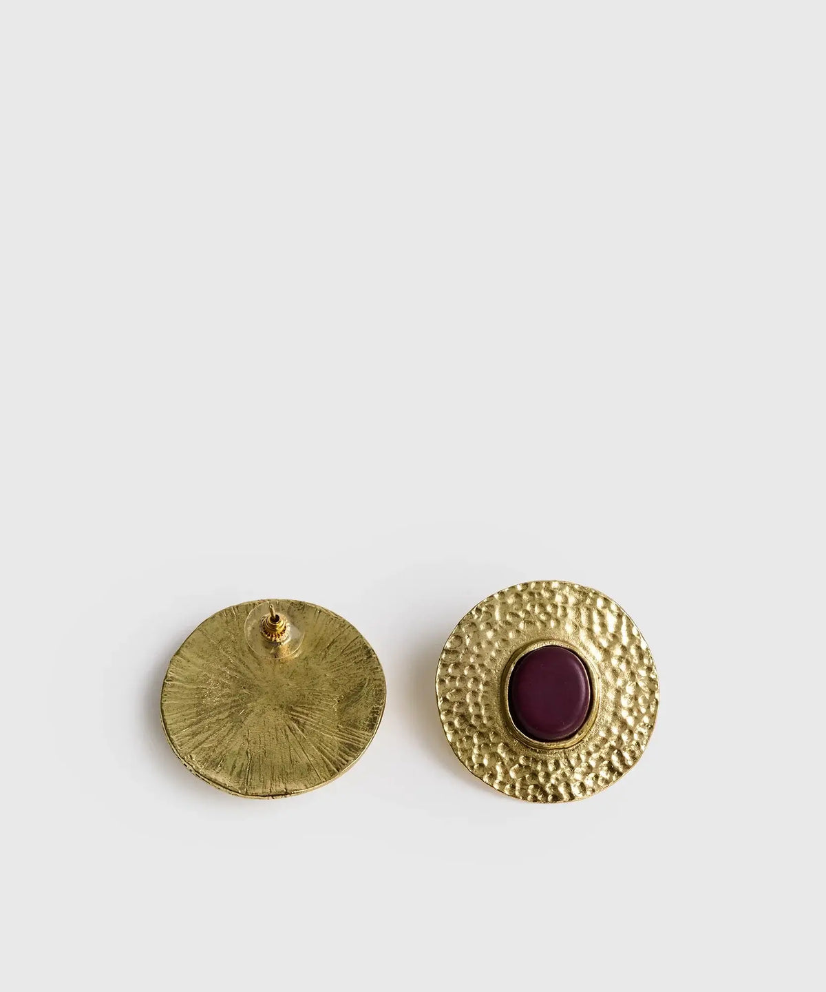 Aros Círculo Machacado de la marca Lounge, con diseño machacado y piedra de resina en color burdeos.