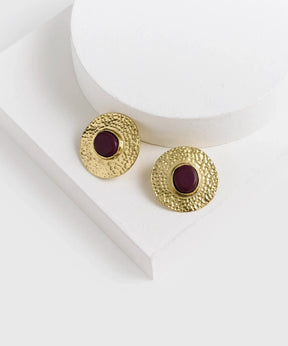 Aros Círculo Machacado de Lounge, elegantes aros dorados con piedra de resina en el centro sobre fondo blanco.