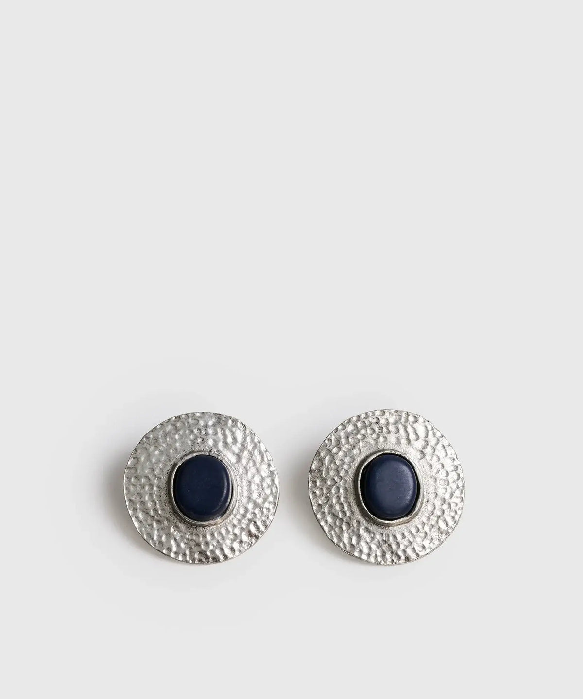 Aros Círculo Machacado de Lounge con acabado machacado y piedra de resina negra.