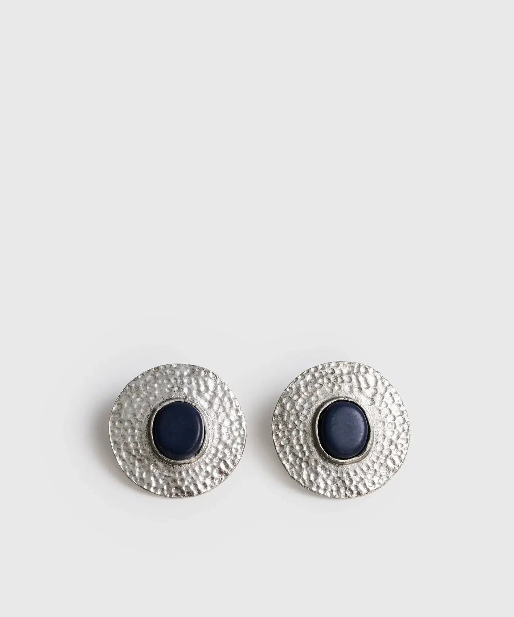 Aros Círculo Machacado de Lounge con acabado machacado y piedra de resina negra.