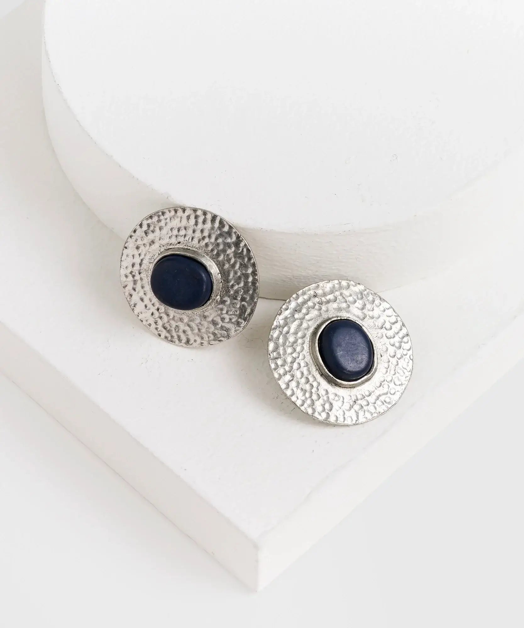 Aros Círculo Machacado de la marca Lounge, con diseño machacado y piedra de resina en color azul.