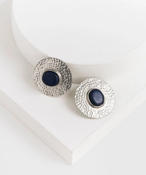 Aros Círculo Machacado de la marca Lounge, con diseño machacado y piedra de resina en color azul.