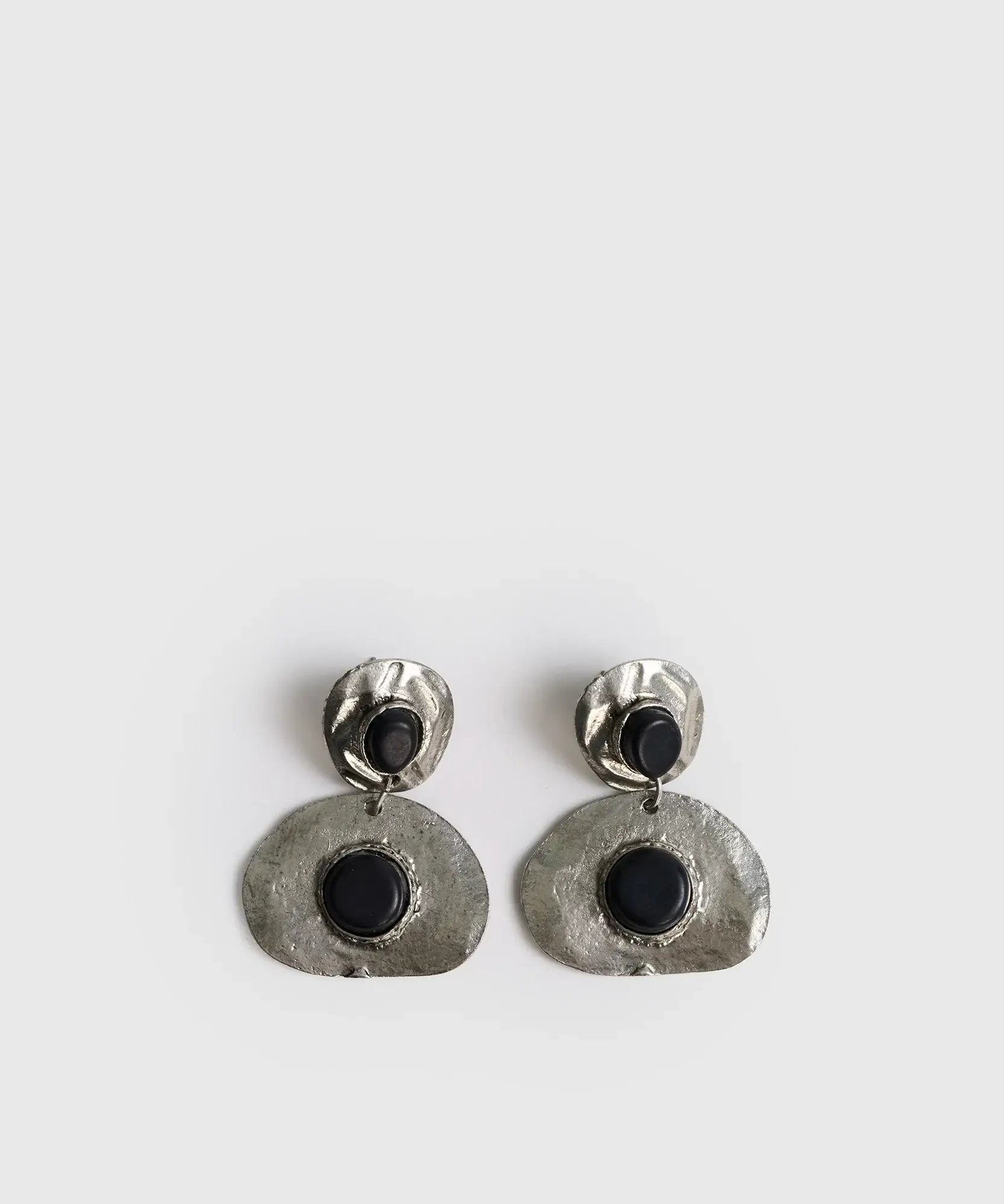 Aros Círculos Irregulares de Lounge con diseño de piedras de resina y acabado irregular en plata.