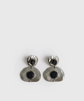Aros Círculos Irregulares de Lounge con diseño de piedras de resina y acabado irregular en plata.