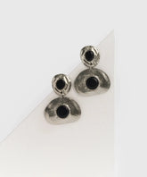 Aros Círculos Irregulares de Lounge, con piedras de resina negra, diseño moderno y elegante.