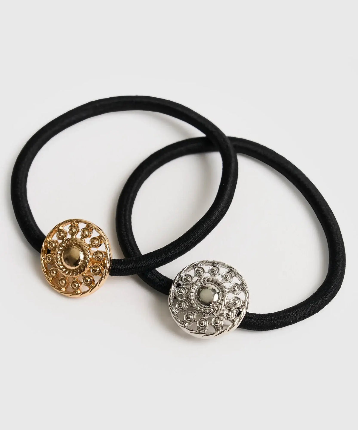 Set Collets Detalle Metal de la marca Lounge con dos colas para el cabello negras y accesorios metálicos en dorado y plateado.