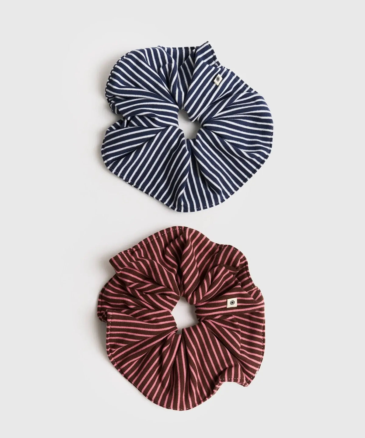 Set Collets Líneas de Lounge: collets en colores azul y rojo con diseño de líneas.