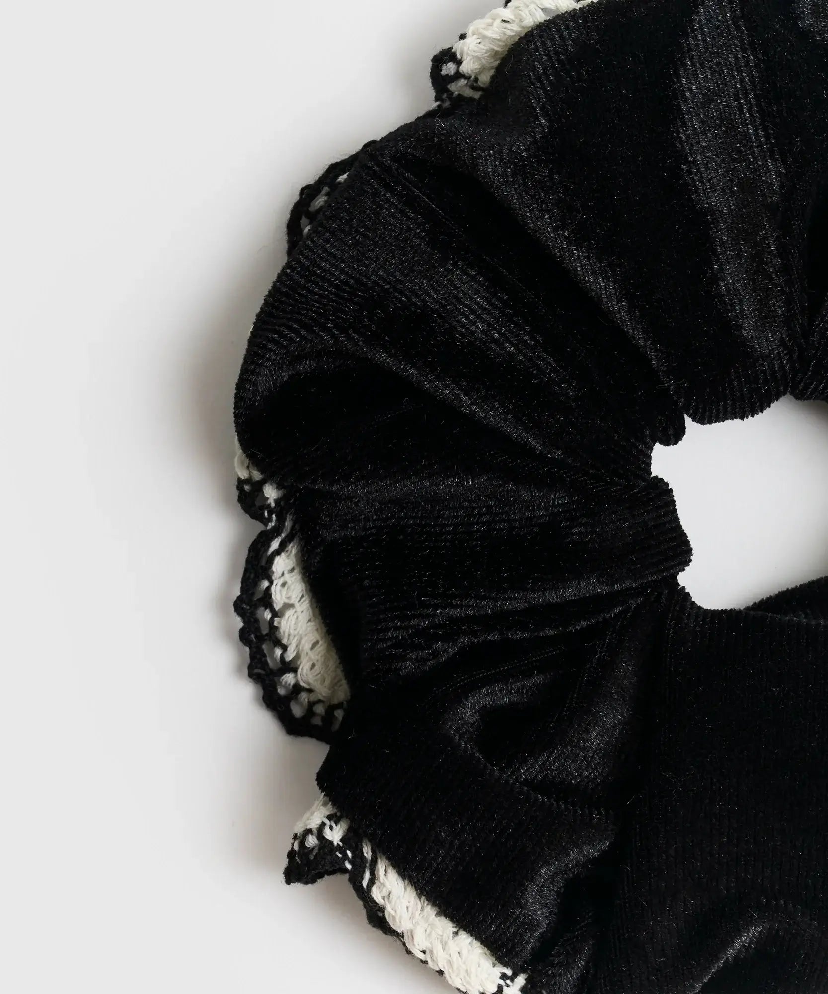Collet Terciopelo de Lounge con borde bordado en negro y blanco, elegante y moderno