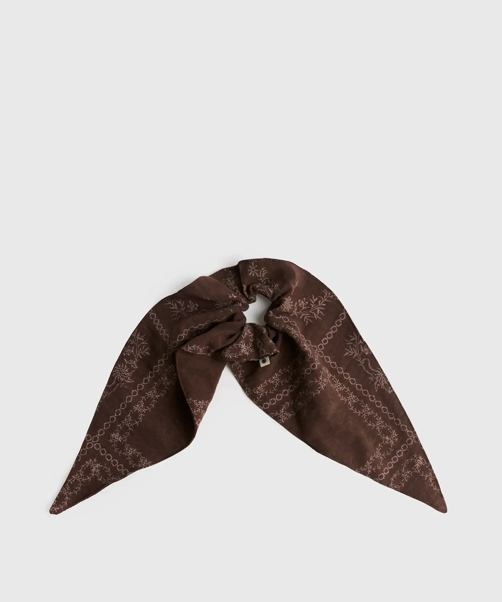 Collet Bandana de Lounge en color marrón con diseño elegante y textura suave.