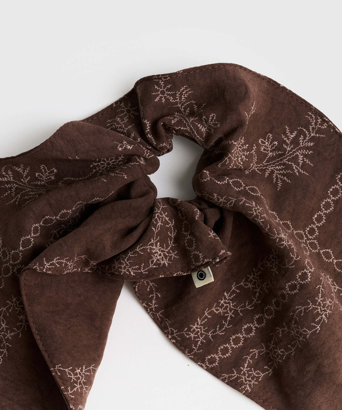Collet Bandana de Lounge en color marrón con diseño estampado elegante.
