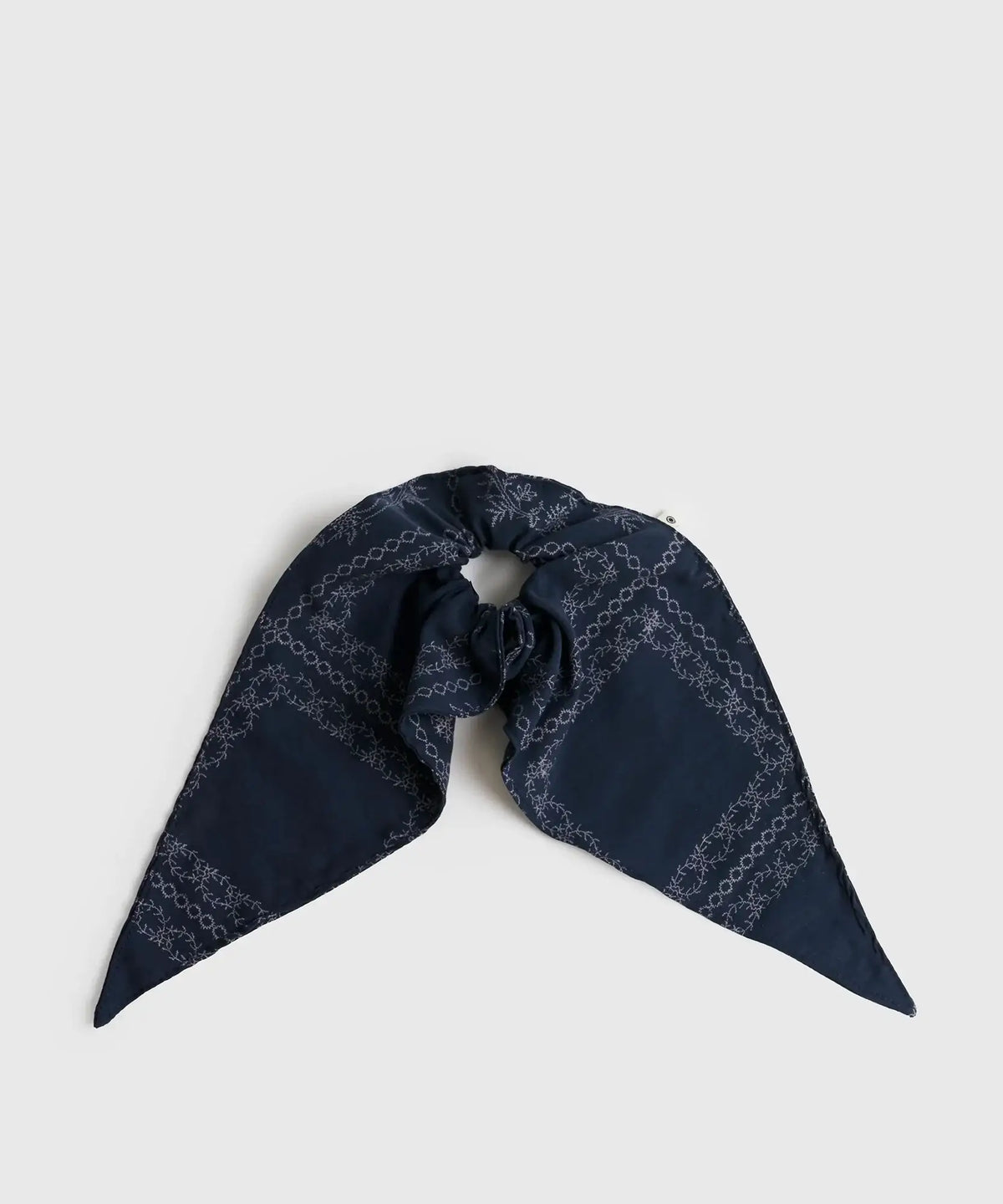 Collet Bandana de Lounge en color azul marino con estampado decorativo, ideal para complementar cualquier outfit.