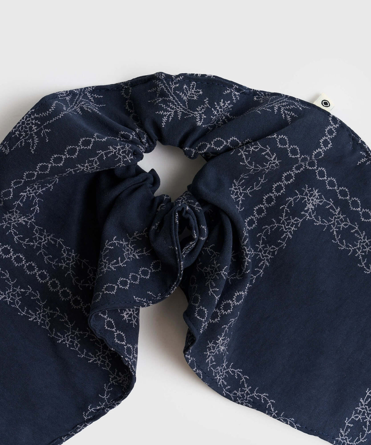 Collet Bandana de Lounge con diseño en tono azul oscuro, ideal para un estilo único y moderno.