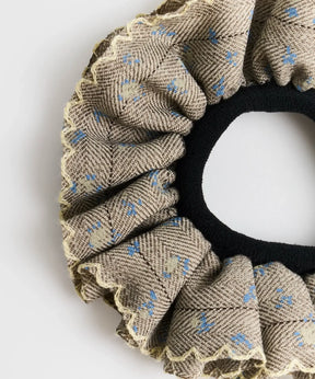 Collet Flores de Lounge con print de flores pequeñas y detalles bordados en tonos beige y azul.