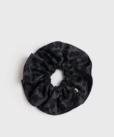 Collet Animal Print pelo scrunchie de Lounge con diseño animal print en color negro.
