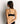 Mujer con Bralette Dreamy negro de encaje, con tirantes ajustables y diseño sin broches. Marca Lounge.