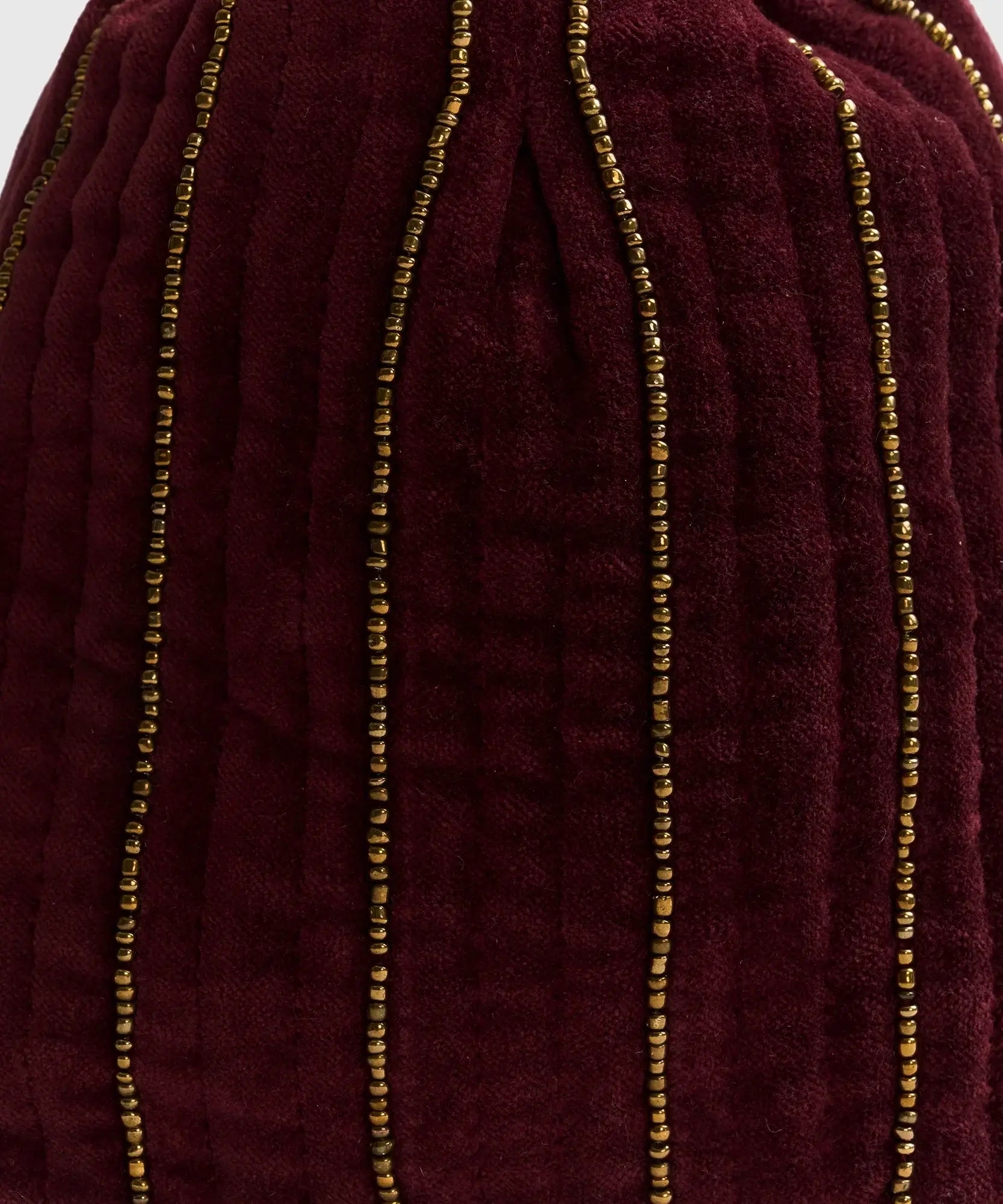 Mini Cartera Velvet Fiesta de Lounge, con detalles en mostacillas y textura de velvet en color burdeos.