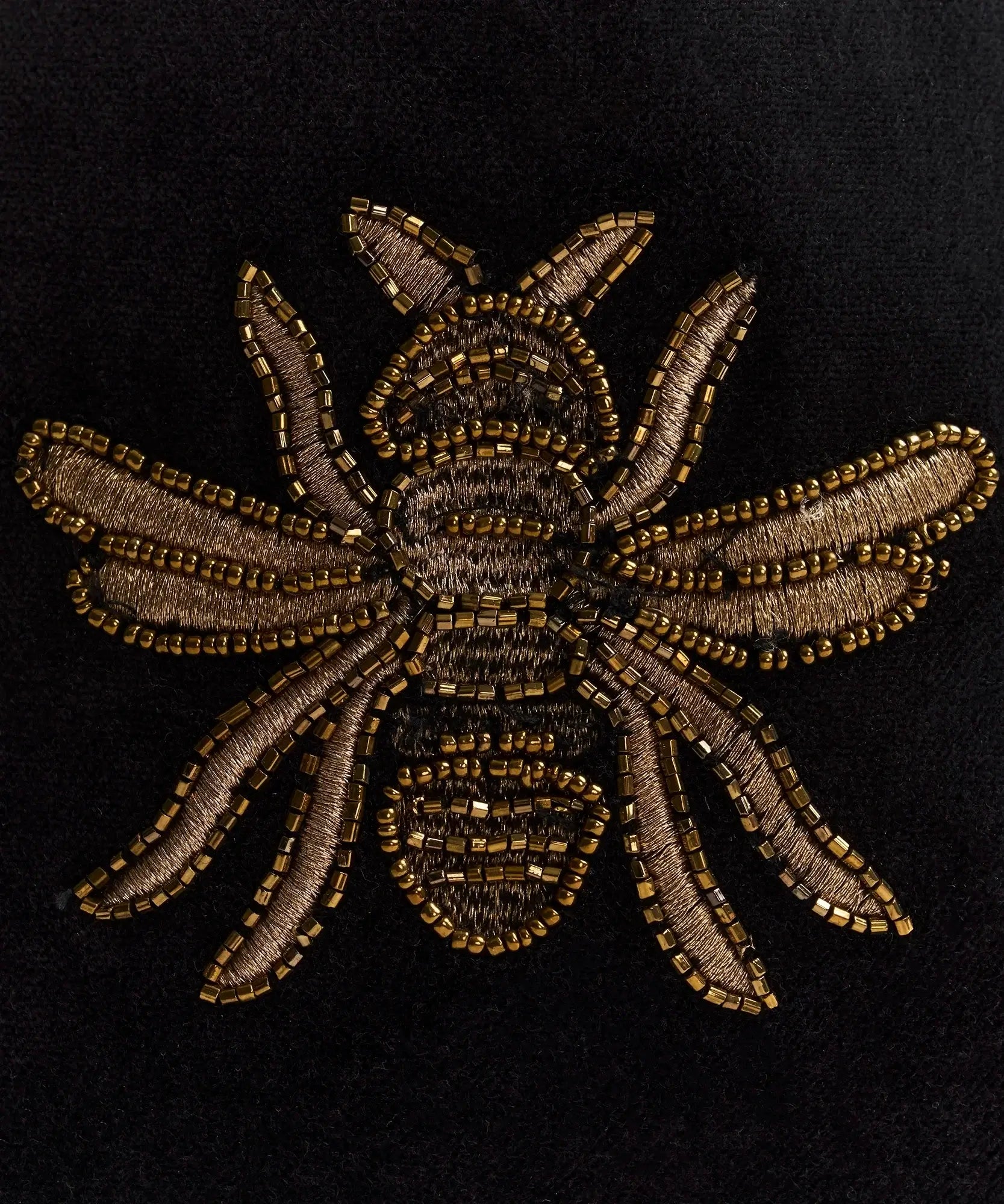 Bee emblem with delicate beadwork on black material for Lounge Mini Cartera Velvet Fiesta.
