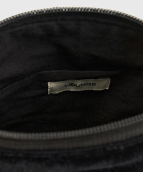 Interior de la Cartera Bandolera Velvet Fiesta de Lounge, mostrando etiqueta y diseño elegante.