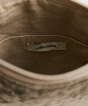 Interior view of Cartera Bandolera Velvet Fiesta by Lounge, featuring a tag and soft velvet material.