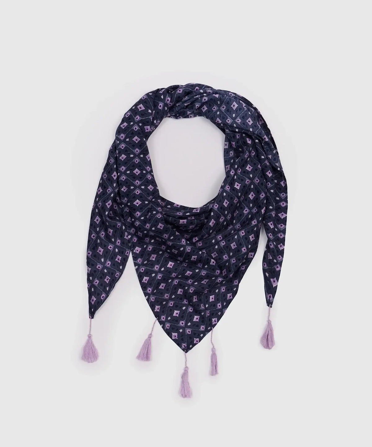 Pañuelo Triángulo Rombos de Lounge, elegante diseño en rombos, perfecto para looks modernos y sofisticados.