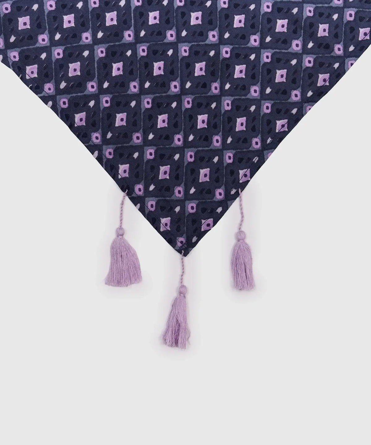 Pañuelo Triángulo Rombos de Lounge con diseño elegante de rombos y borlas, ideal para looks modernos.