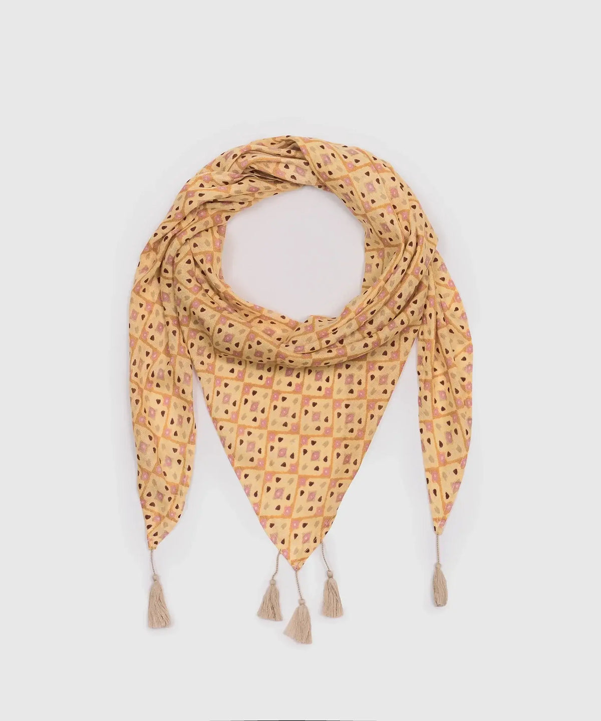 Pañuelo Triángulo Rombos de Lounge, diseño elegante de rombos en tonos amarillos, ideal para looks sofisticados.