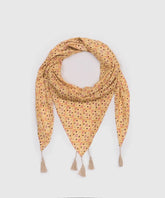 Pañuelo Triángulo Rombos de Lounge, diseño elegante de rombos en tonos amarillos, ideal para looks sofisticados.