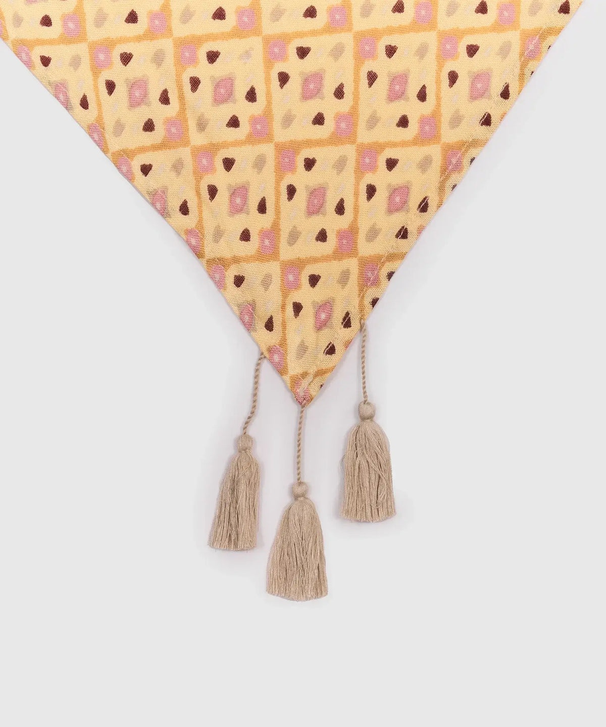 Pañuelo Triángulo Rombos de Lounge con diseño moderno y sofisticado en tonos amarillos y rombos.