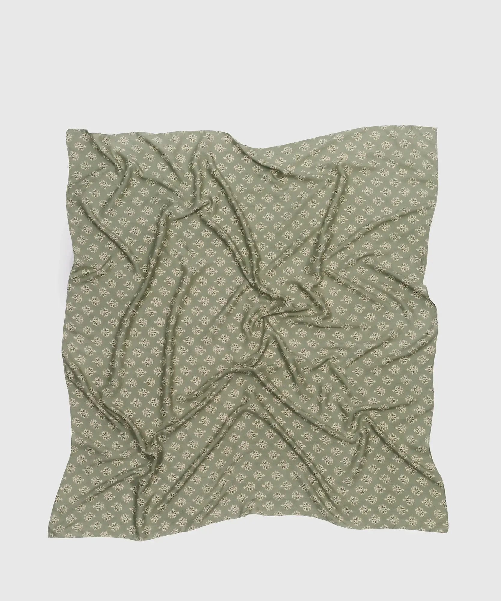 Pañuelo Cuadrado Mosaico de Lounge con diseño de mosaicos en color verde, ideal para estilizar cualquier outfit.