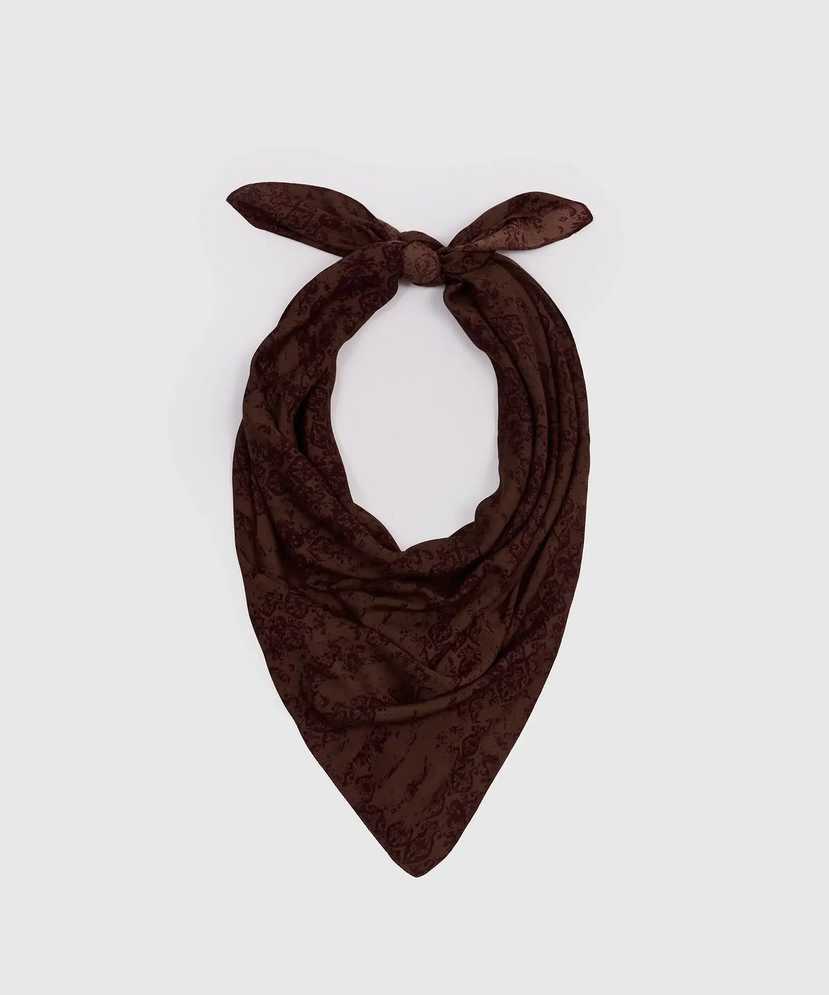 Pañuelo Cuadrado Étnico de la marca Lounge, color marrón con diseño auténtico, ideal para estilizar cualquier outfit.