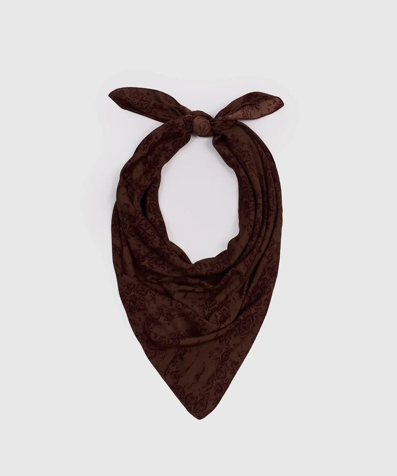 Pañuelo Cuadrado Étnico de la marca Lounge, color marrón con diseño auténtico, ideal para estilizar cualquier outfit.