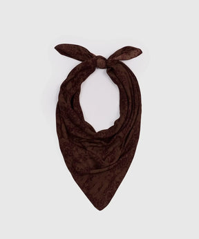 Pañuelo Cuadrado Étnico de la marca Lounge, color marrón con diseño auténtico, ideal para estilizar cualquier outfit.