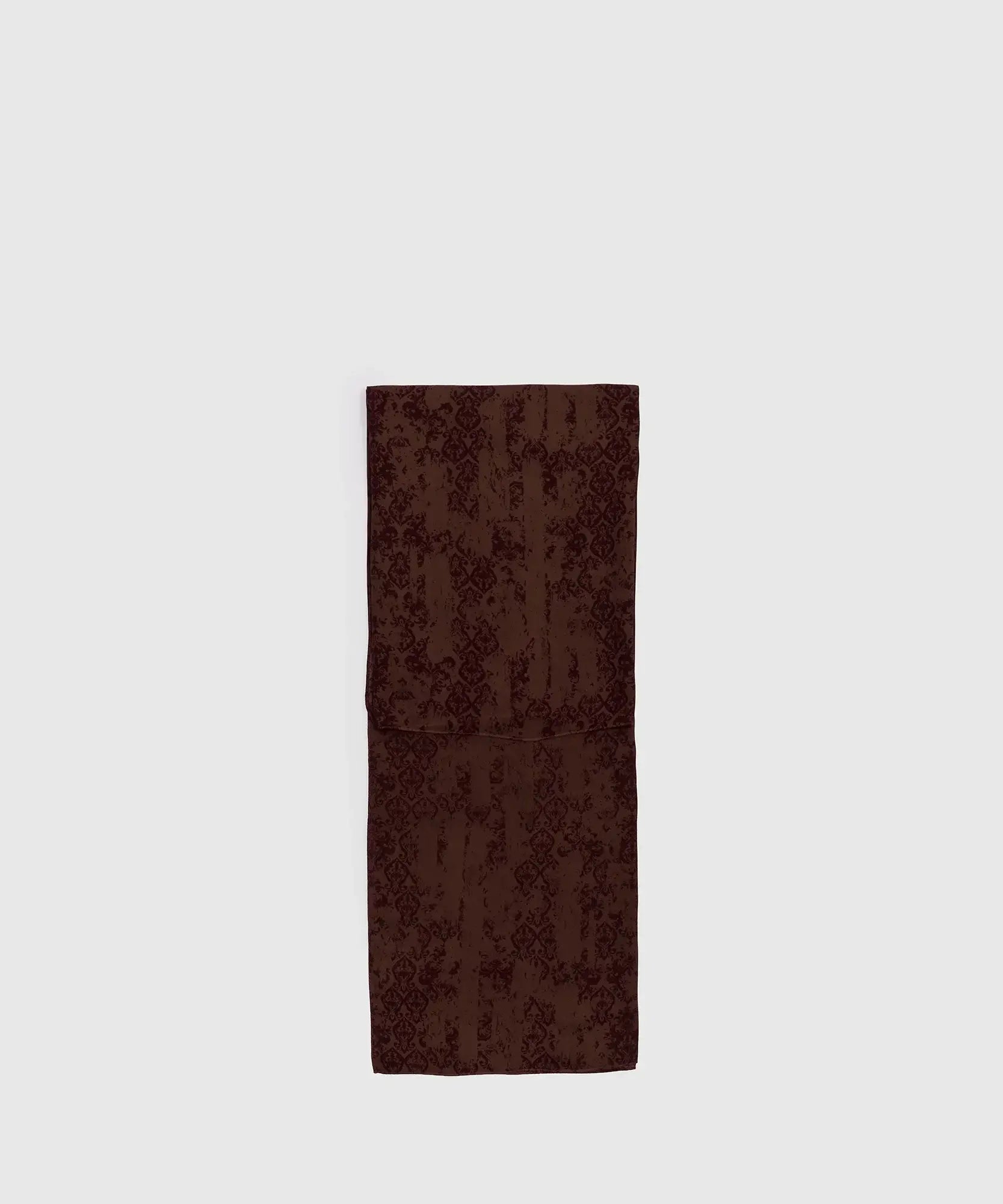 Pañuelo Cuadrado Étnico de Lounge en color marrón con diseño auténtico, ideal para complementar cualquier outfit.