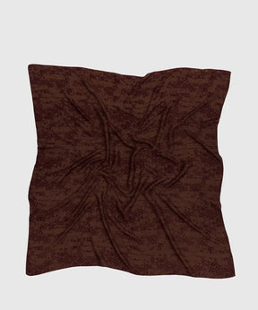 Pañuelo Cuadrado Étnico de Lounge en color marrón con diseño étnico, perfecto para cualquier outfit.