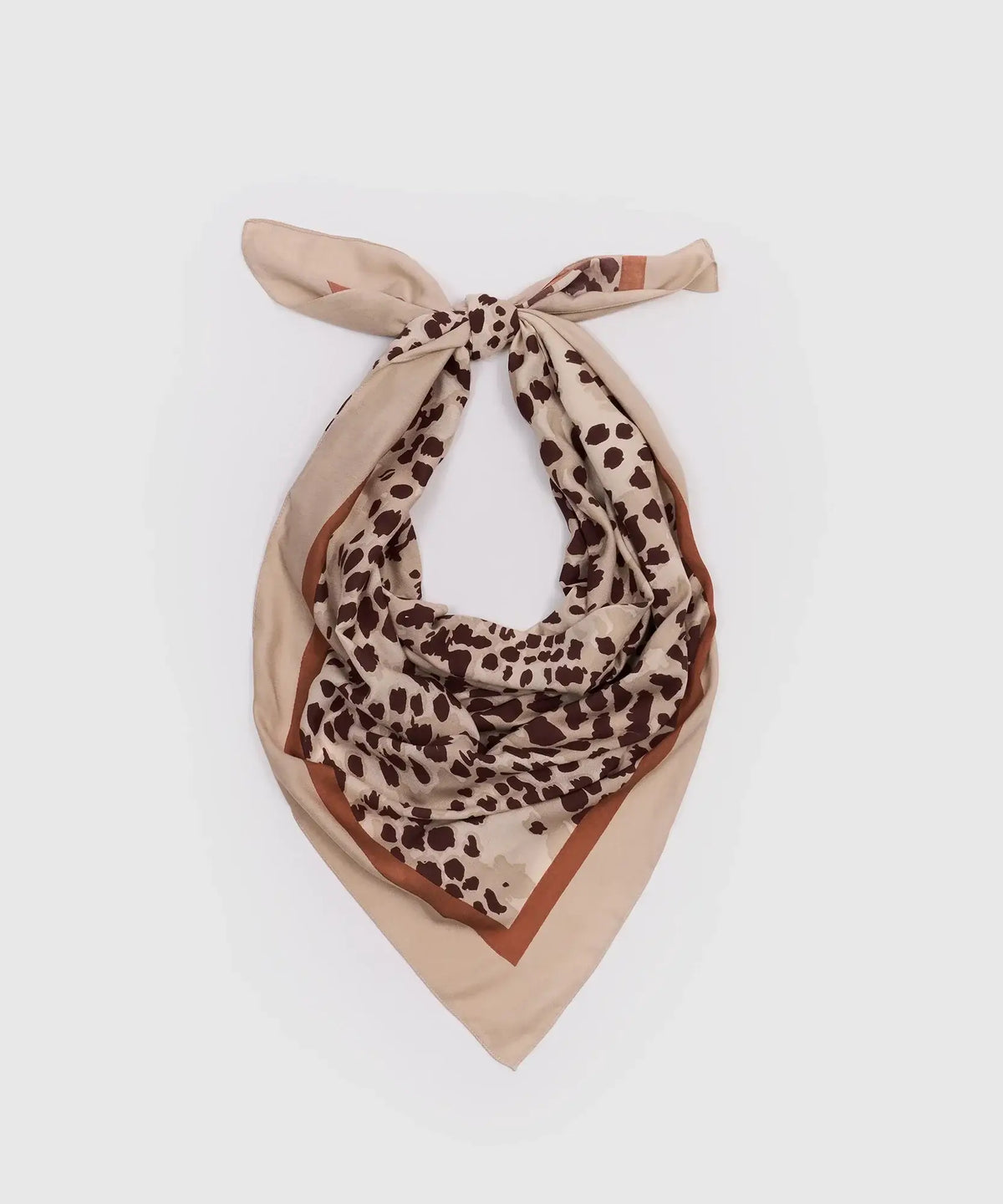 Pañuelo Cuadrado Animal Print de Lounge con diseño animal print, ideal para estilizar cualquier outfit.