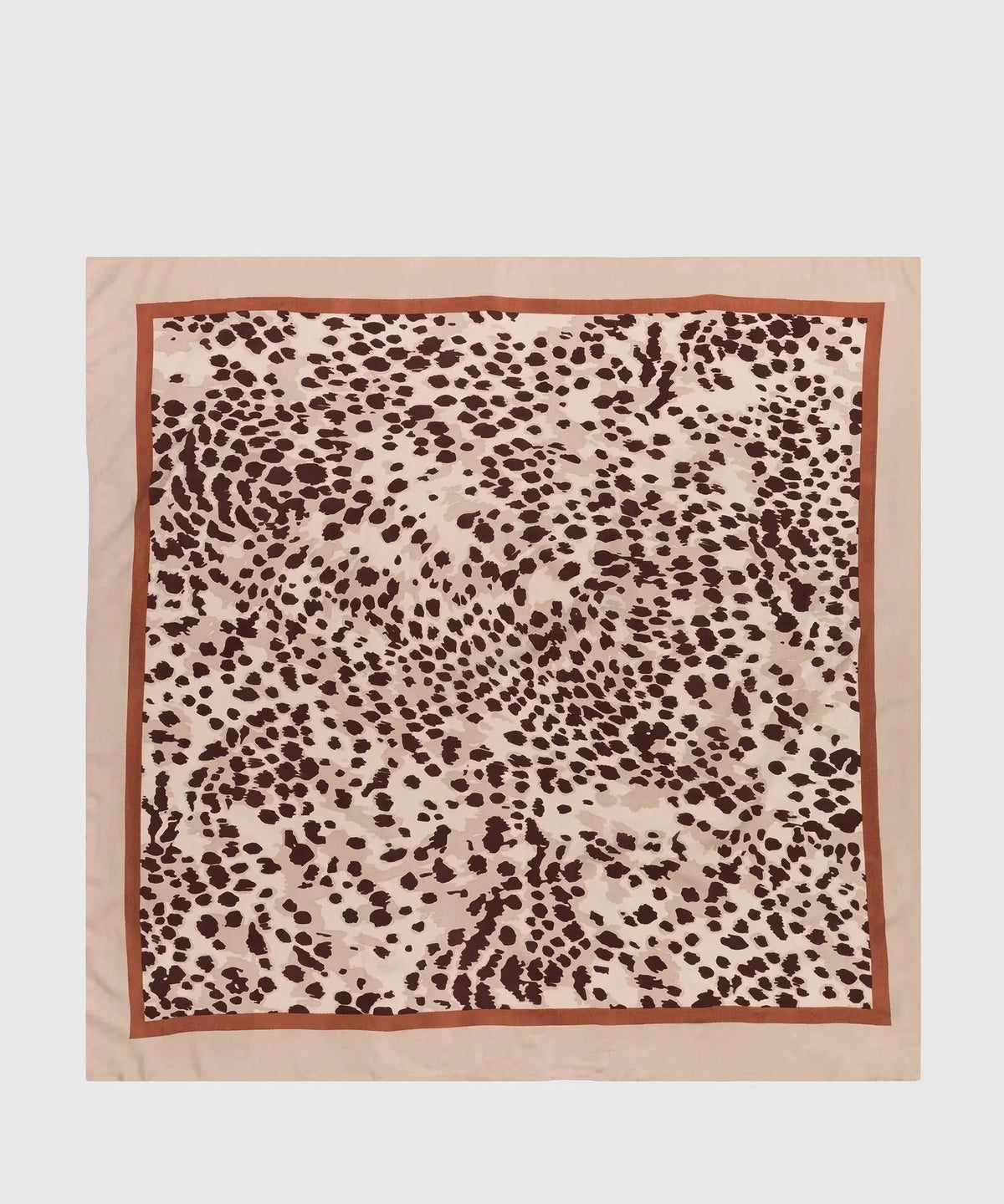 Pañuelo Cuadrado Animal Print de marca Lounge, con elegante diseño animal print para estilos auténticos.