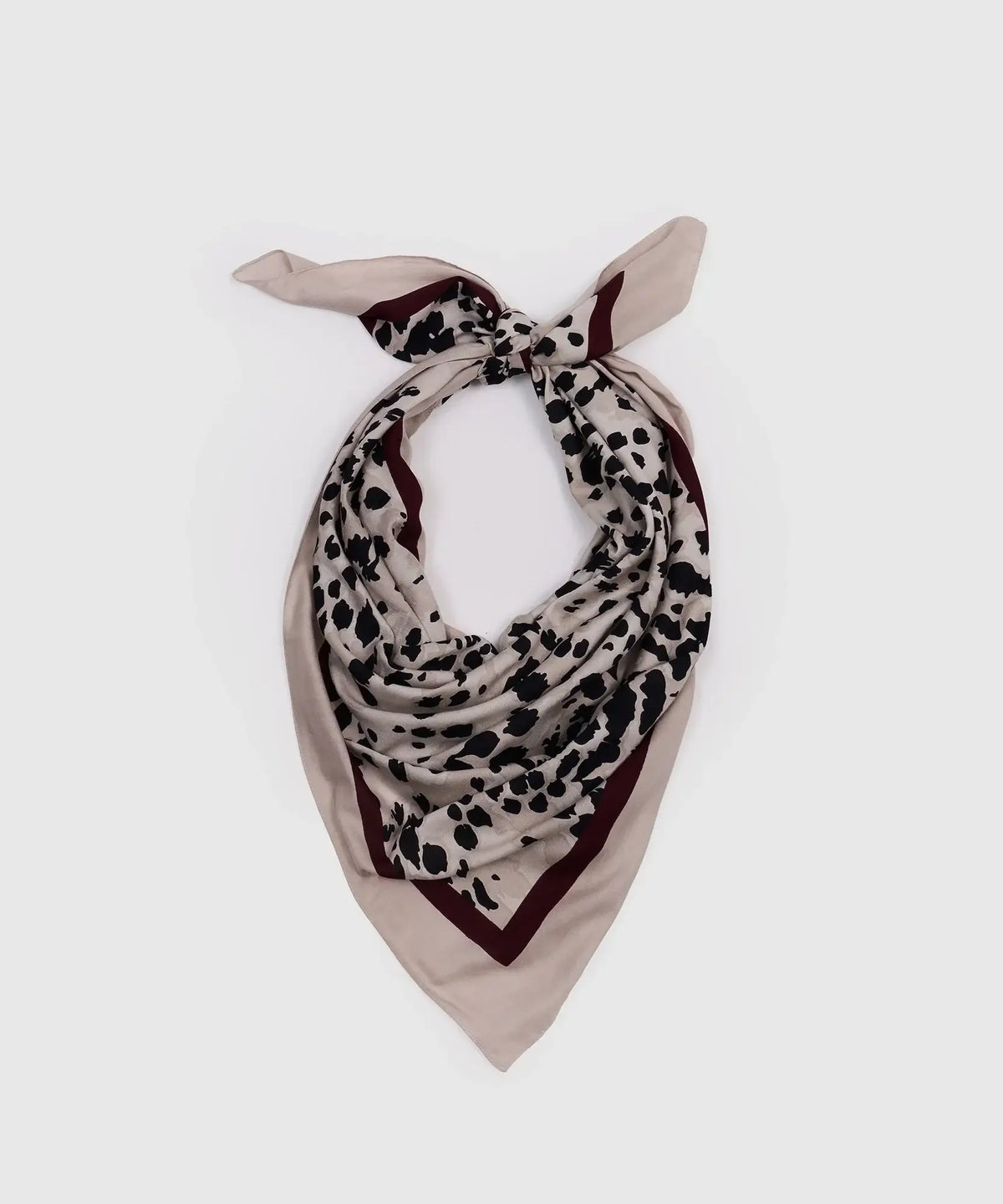 Pañuelo Cuadrado Animal Print de Lounge con diseño distintivo, ideal para realzar cualquier outfit.