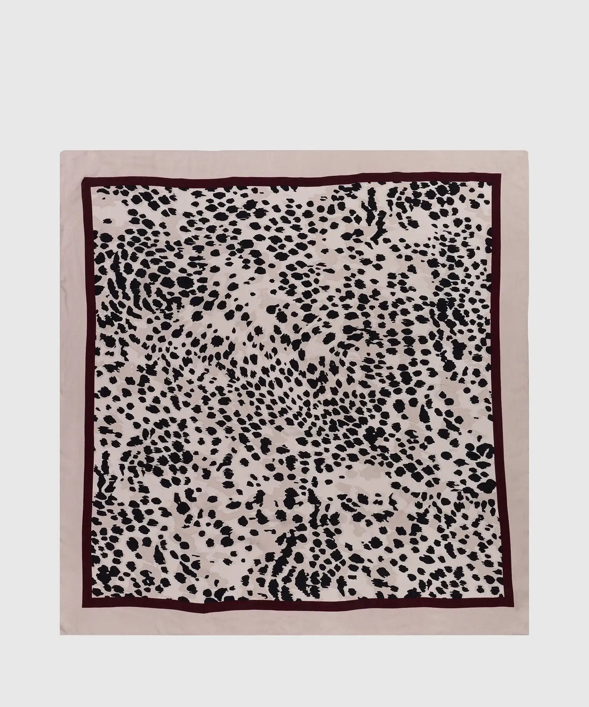 Pañuelo Cuadrado Animal Print de Lounge, diseño animal print con borde morado, ideal para complementar cualquier outfit.
