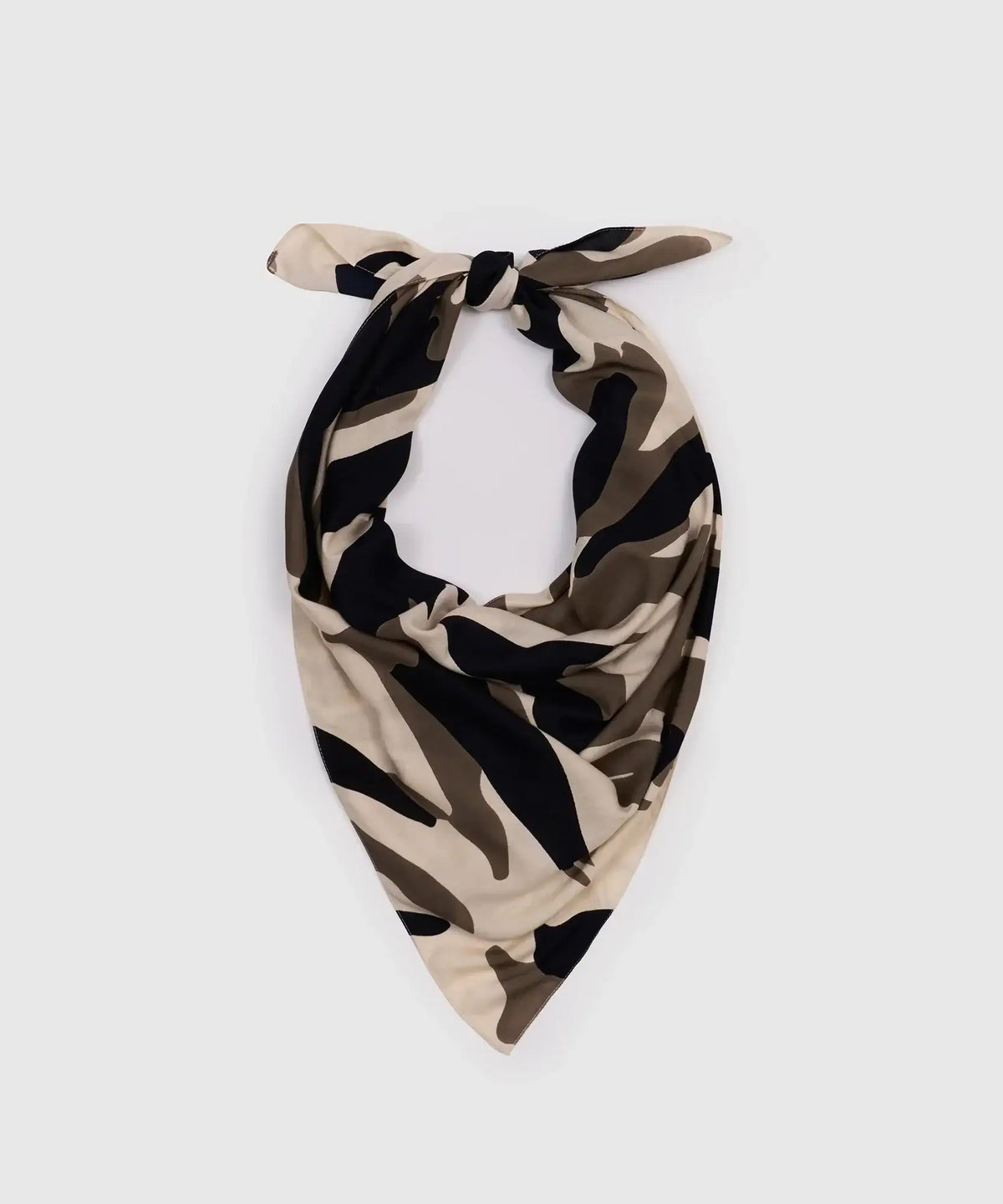 Pañuelo Cuadrado Manchas de Lounge, elegante diseño de manchas para un toque auténtico en tu outfit.